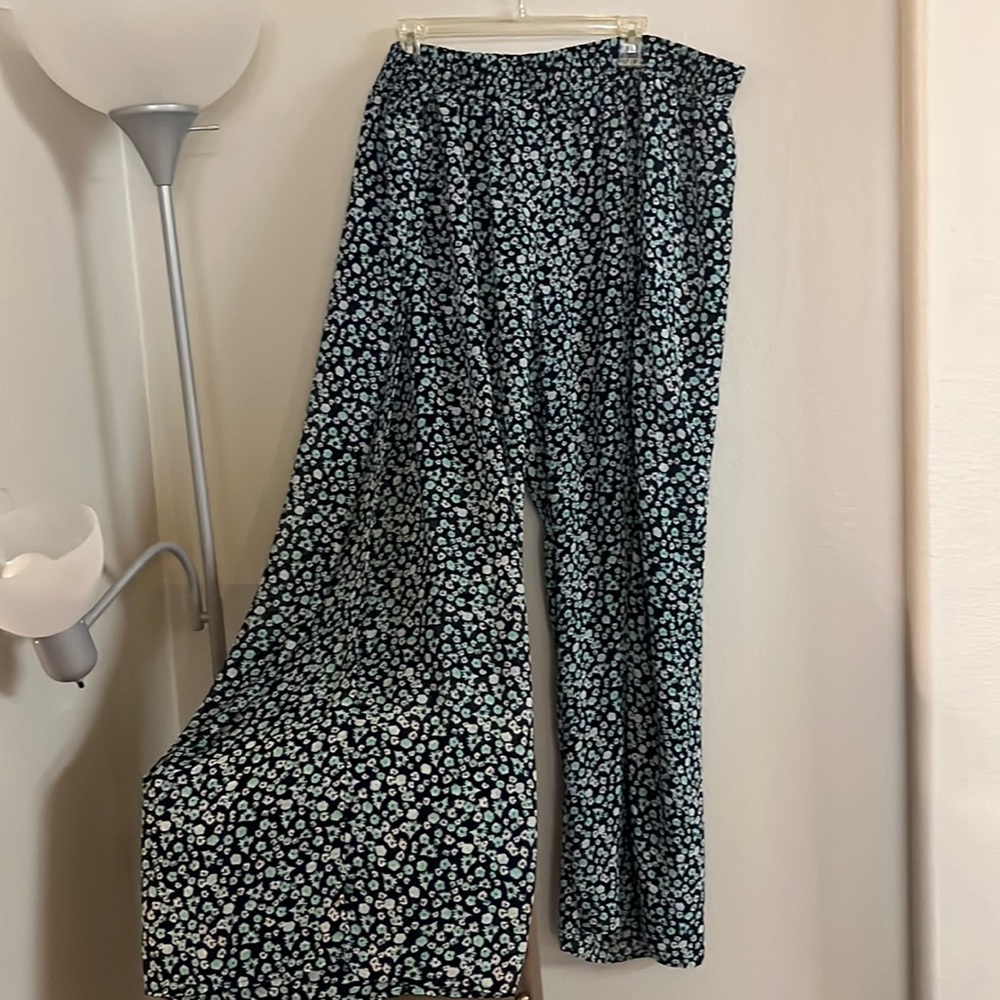 #159TORRID palazzo floral,shorts-palazzo,size 3